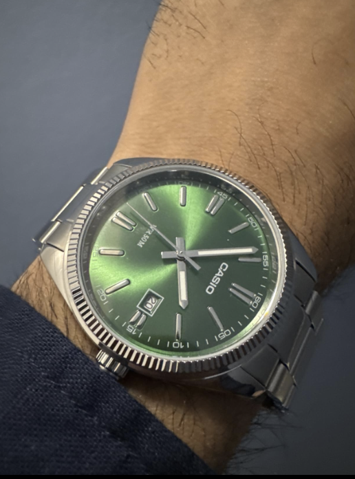 Montre Émeraude au poignet